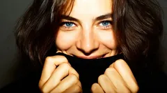 Makijaż dla kobiet po 40: prosty trik, który pomaga ukryć zmarszczki