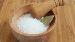 Miska z solą i trzema liśćmi laurowymi na parapecie: sprawdzony sposób na rozwiązanie częstego problemu