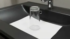 Po co niektórzy ludzie wkładają kartkę papieru i szklankę do zlewu przed dłuższym wyjazdem z domu?