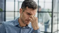 Wielu robi to, nawet nie zdając sobie z tego sprawy: ten gest natychmiast zdradza brak pewności siebie